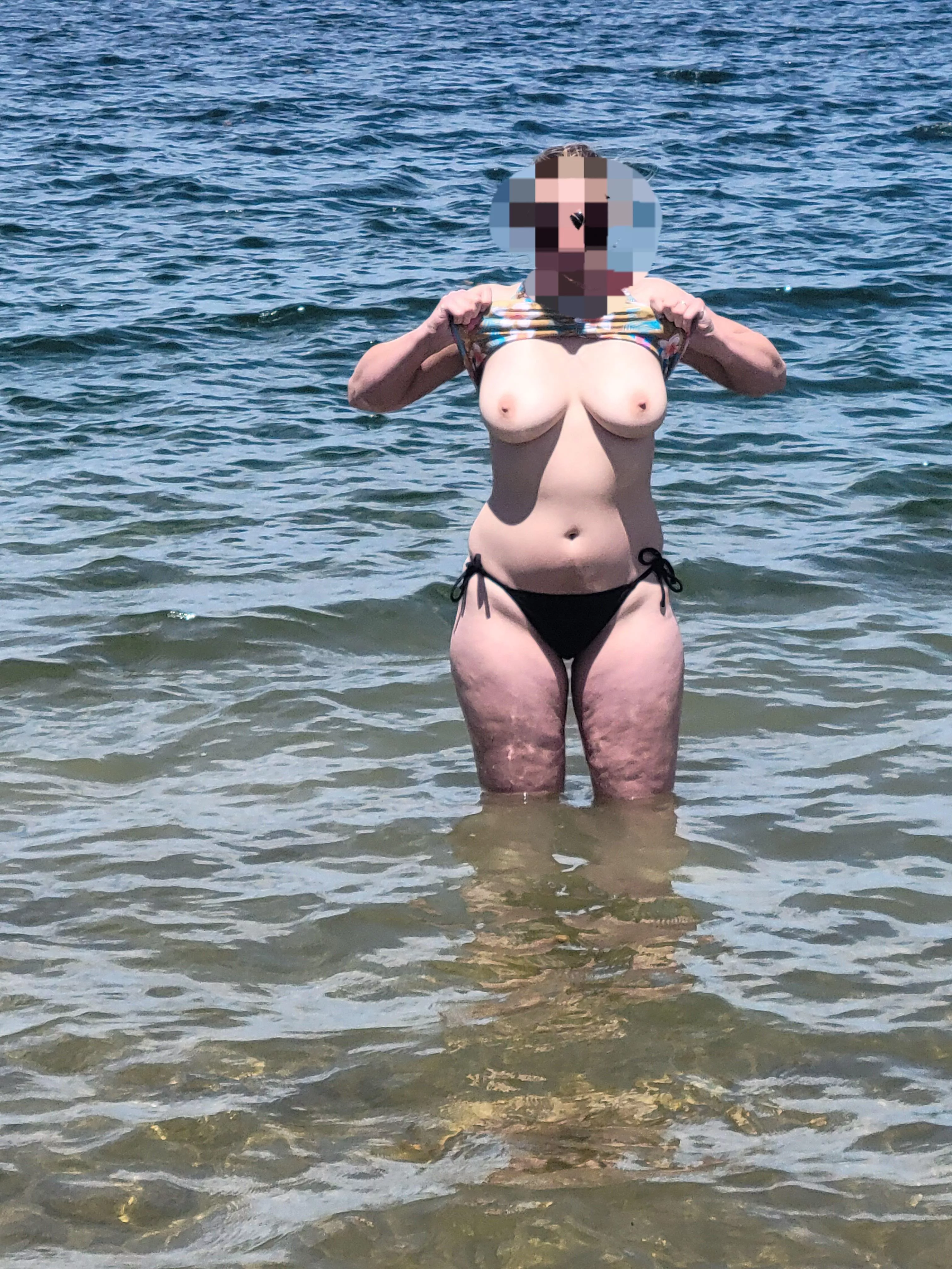 Anyone enjoy naughty milfs at the beach?