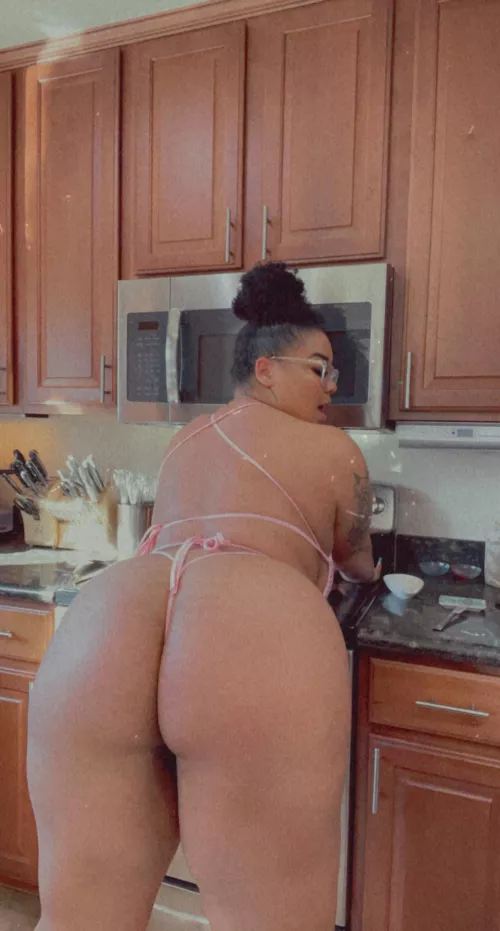 Bend me over while I make dinner😈
