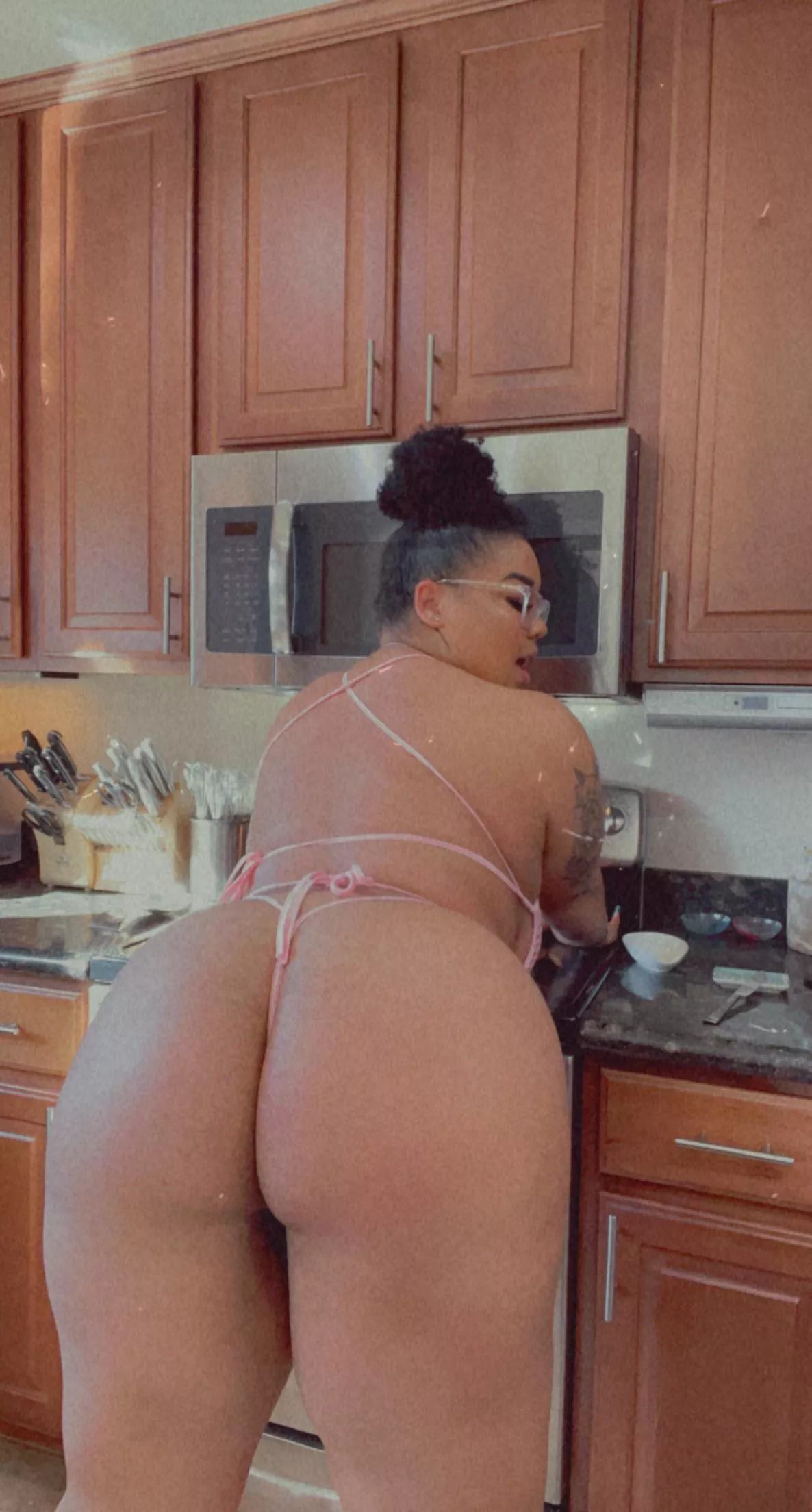 Bend me over while I make dinner😈