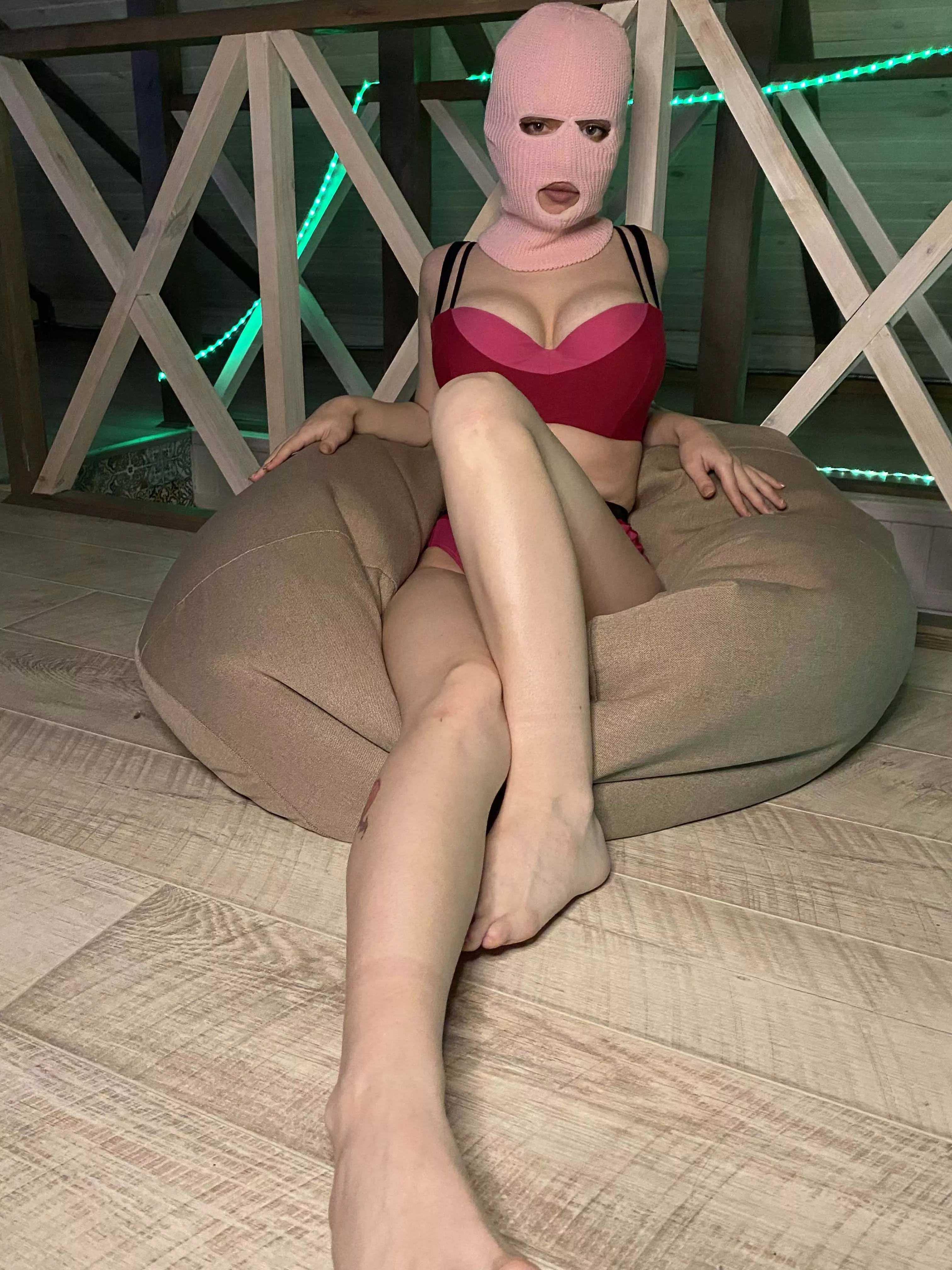 Can you lick between toes?