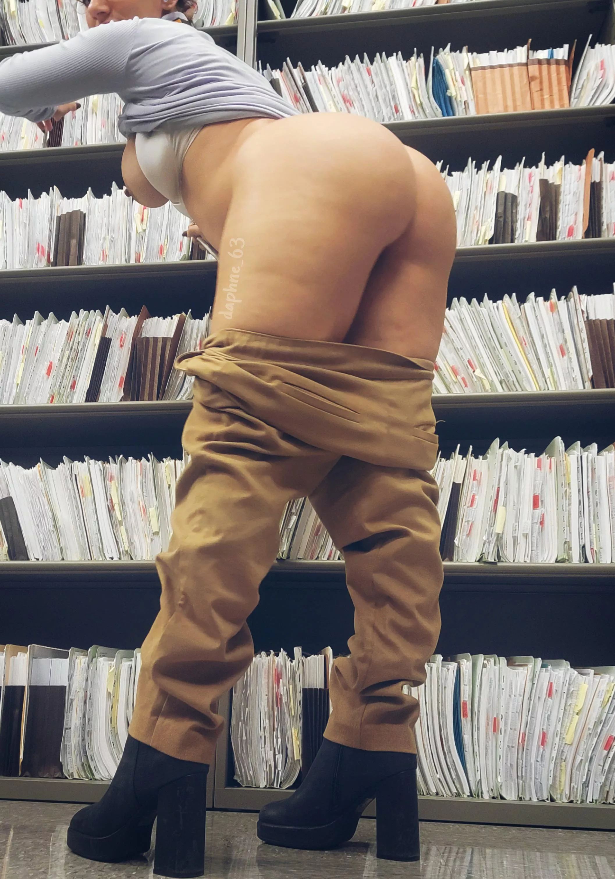 come fuck a milf on her 15 min break