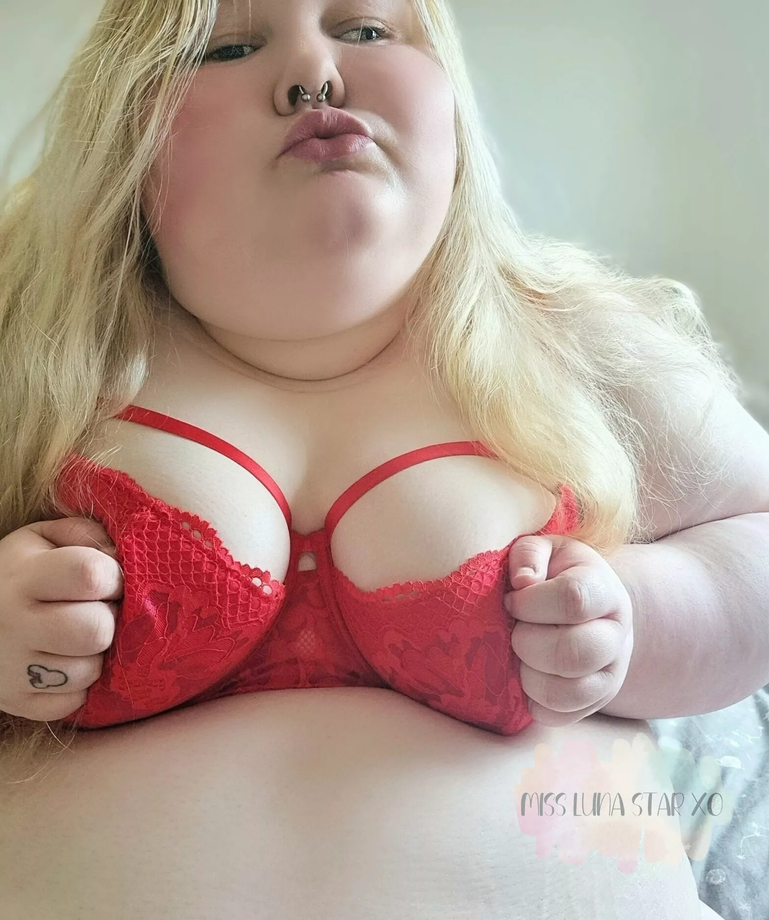 Do I look good in red or should I let you rip it off?🤔😉