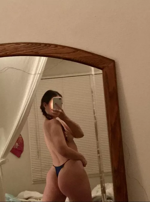 Do you like thick and plump girls like me? 🍑