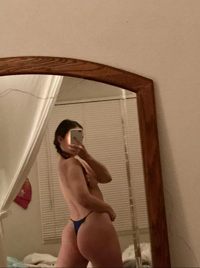 Do you like thick and plump girls like me? 🍑