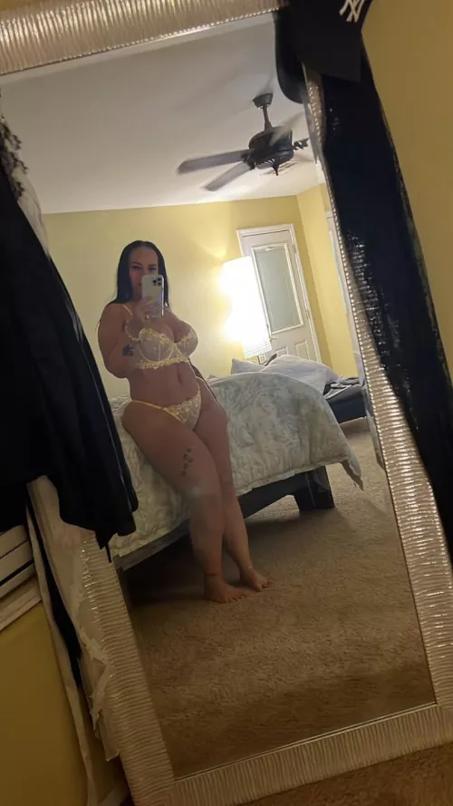 Does yellow look good on me? 💛 Good Morning btw 💋