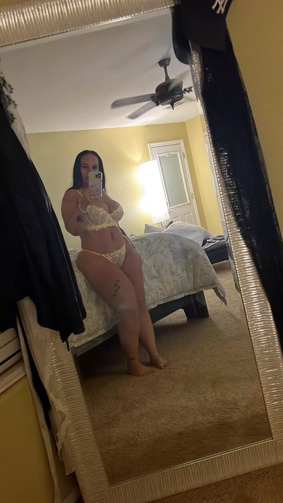 Does yellow look good on me? 💛 Good Morning btw 💋