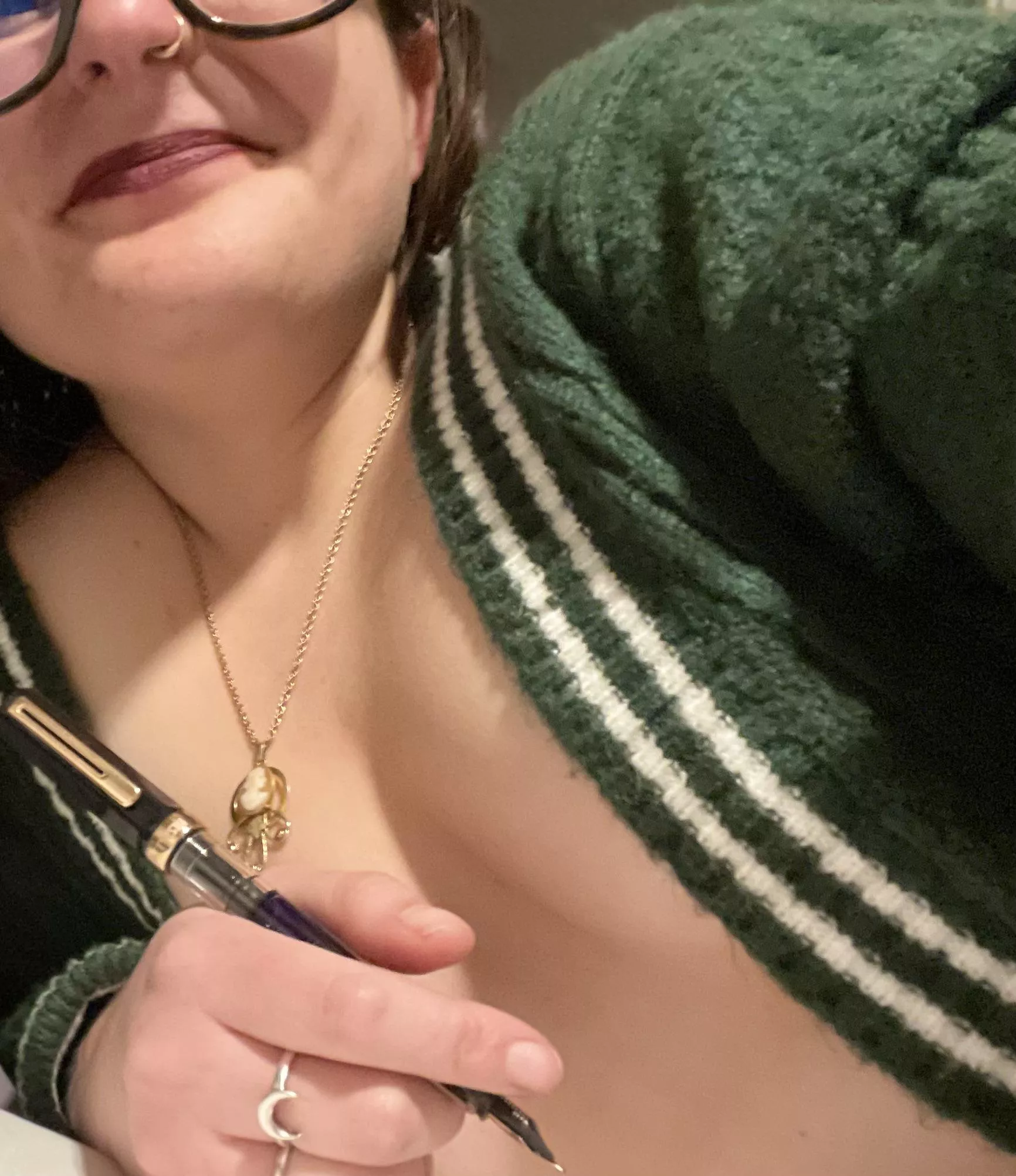 [F] Can’t get enough of my cozy new sweater, but the real beauty here is my TWSBI Eco pen in black and rose gold. It’s got a stub nib and writes like a dream.