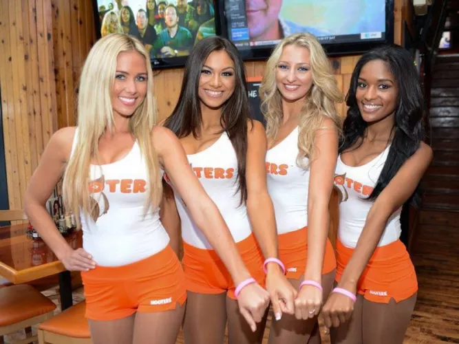 Hooters girls