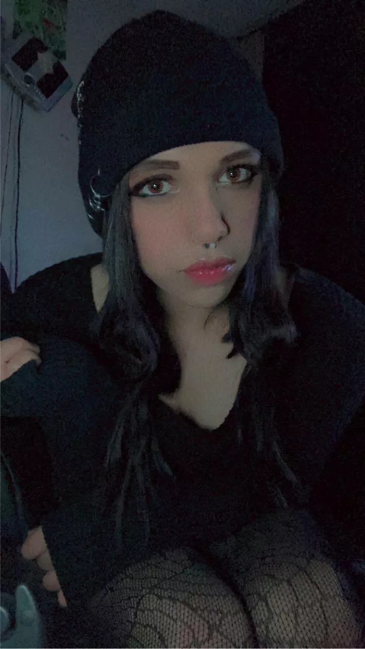 How’s your night? 🖤