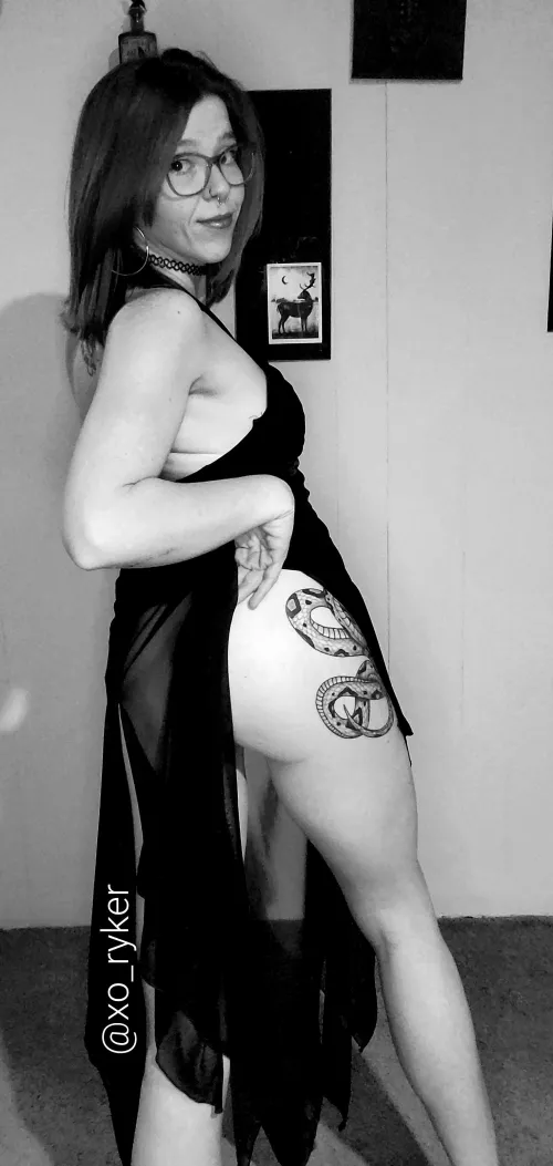 I got one leg out 🤭🖤