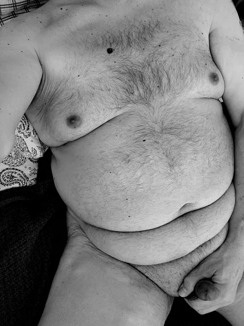 I know there are folks who can appreciate my body. Show me love.