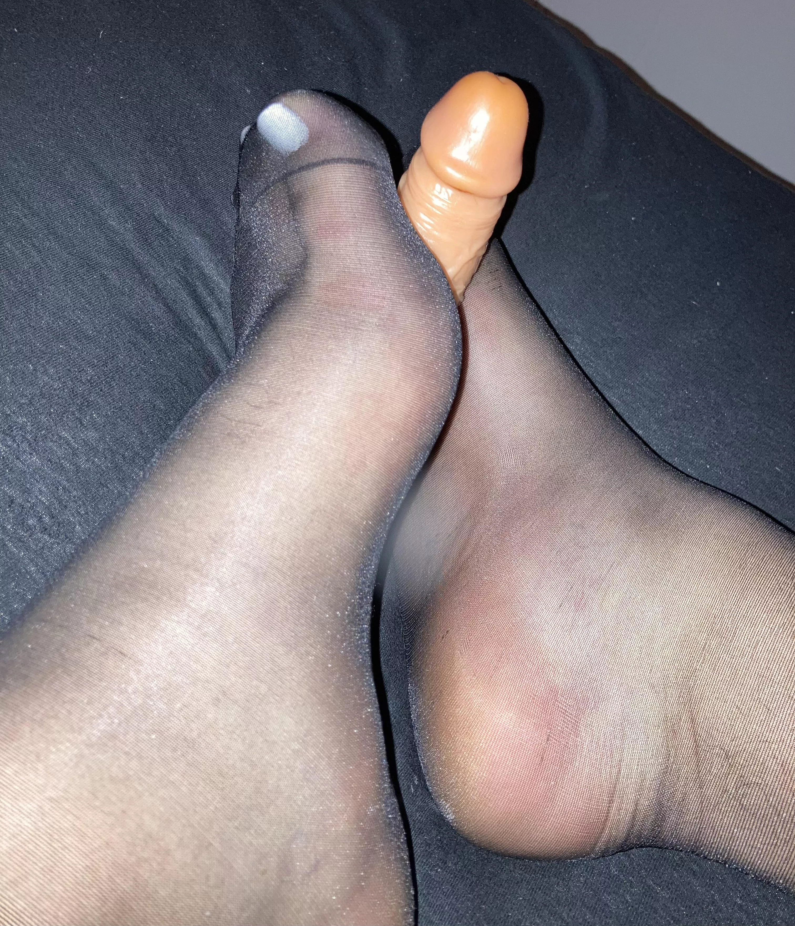 I love cock between my soles 🥰