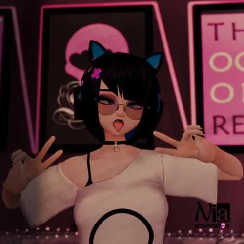 I snuck into Ems room while she's gone but shhhh https://chaturbate.com/emyliveshow