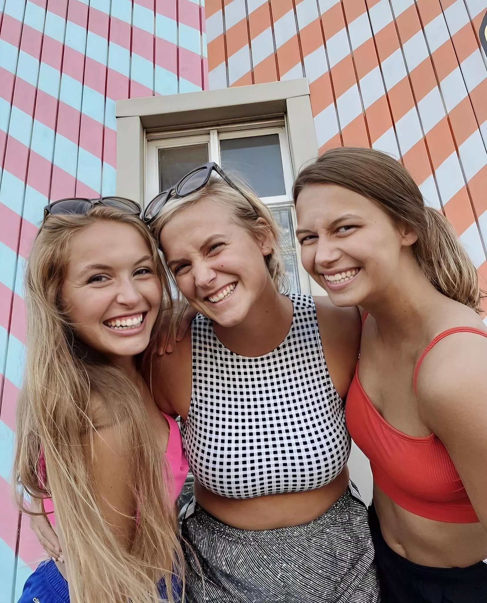 I think I’d take the middle girl👀