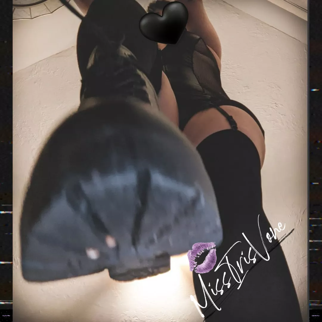 Kiss 💋 the tip of My boot & maaaaybe I'll reward you with a thorough spanking😉