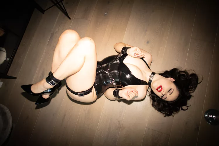 Latex and bondage, what more could a girl want?