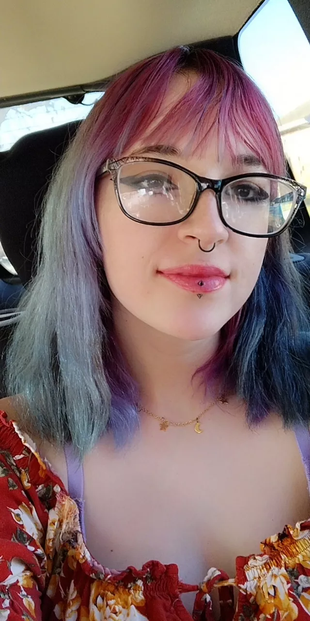 low-key hate wearing my glasses but man do they look cute on me