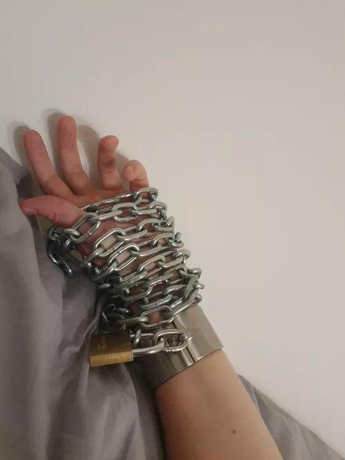 My heavy, not so warm, but really comfy winter mitten 😶‍🌫️