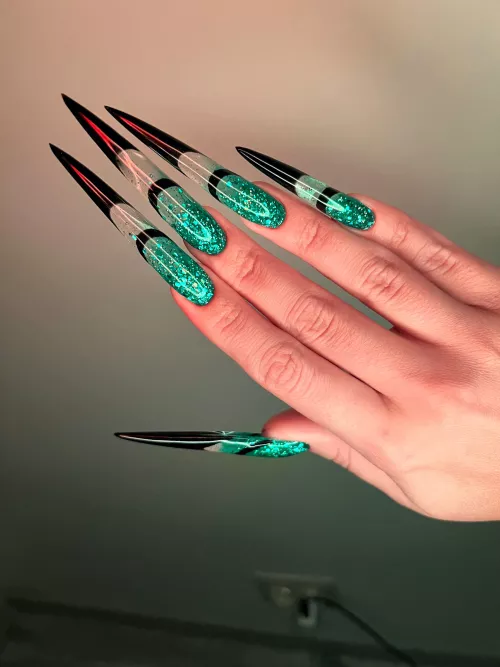 My new extra long sharp green stiletto nails 💚🖤