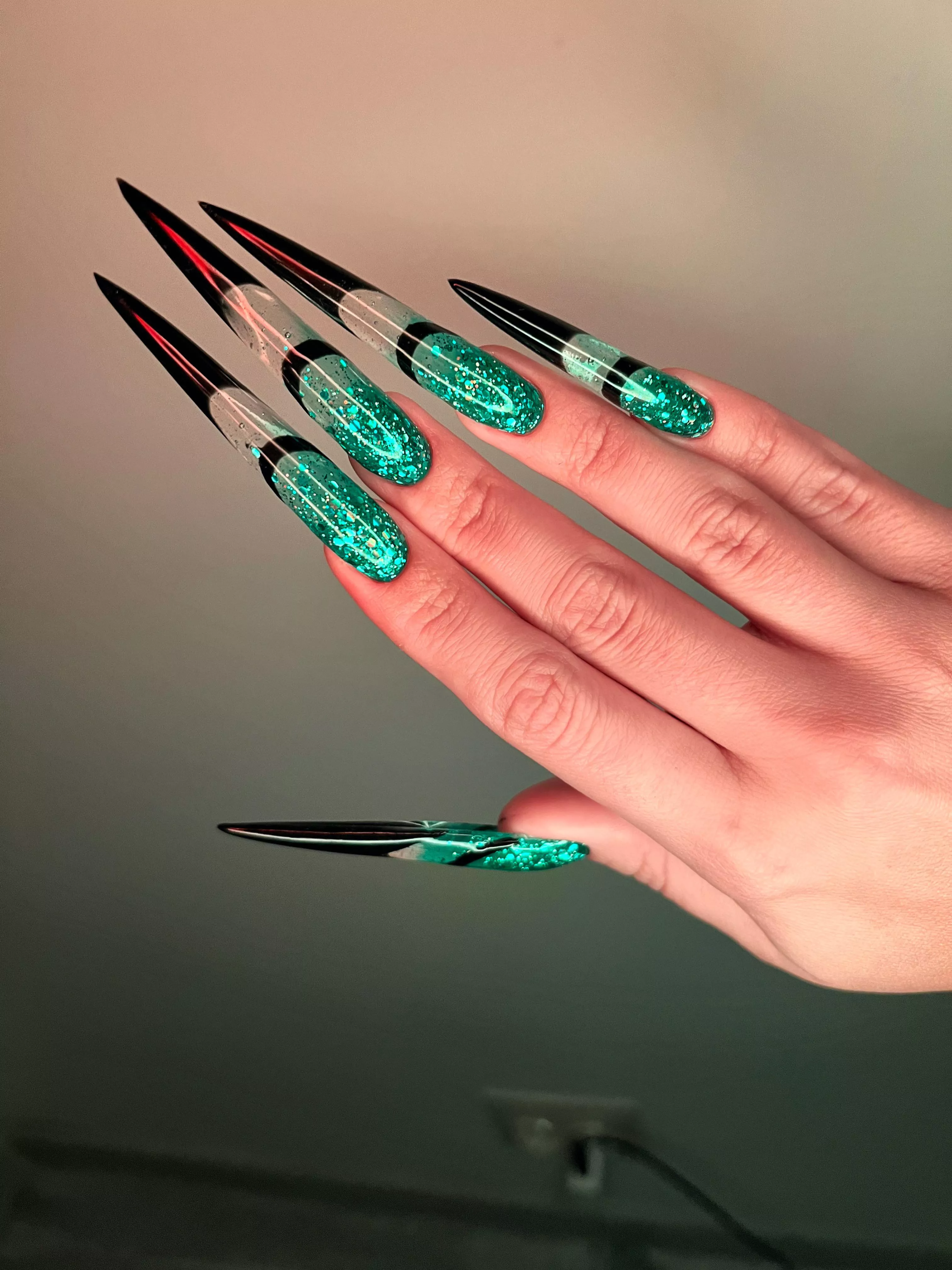 My new extra long sharp green stiletto nails 💚🖤