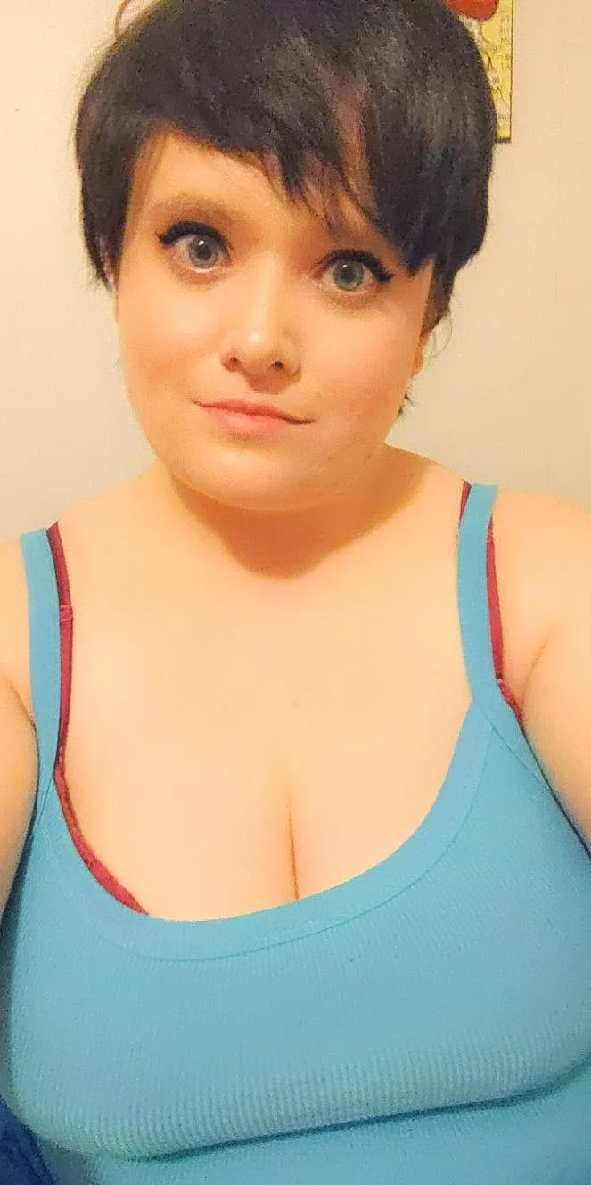 pretty eyes nice cleavage