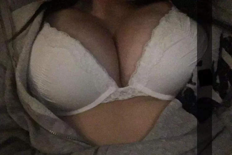 rate my 18 yo boobs please 😌
