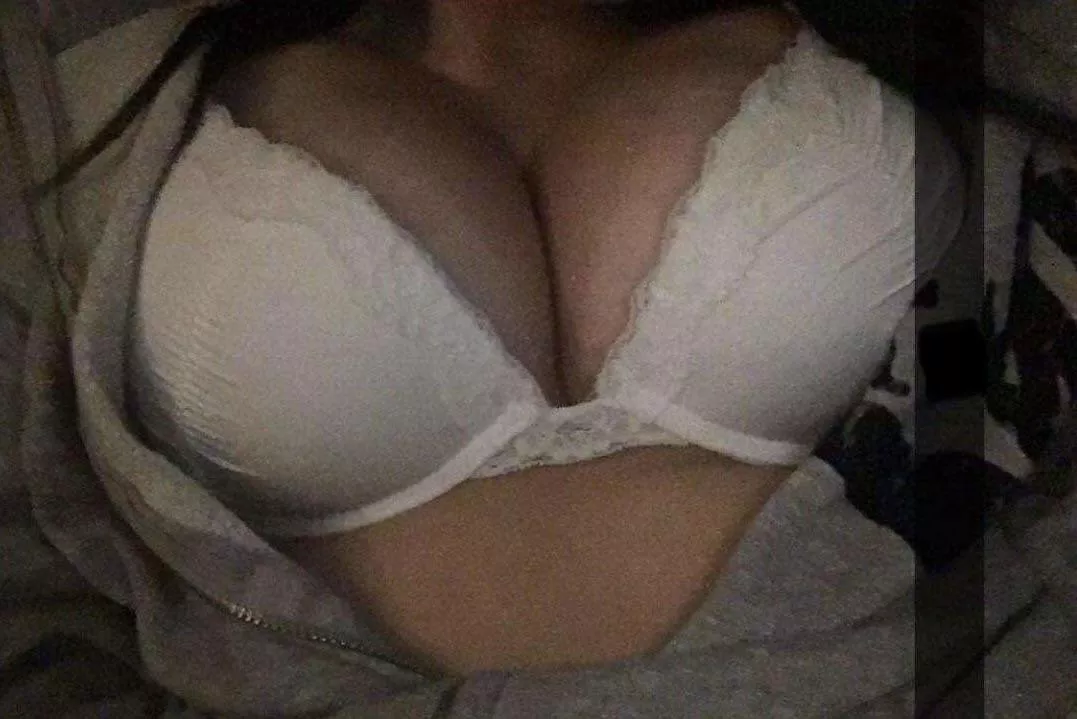 rate my 18 yo boobs please 😌