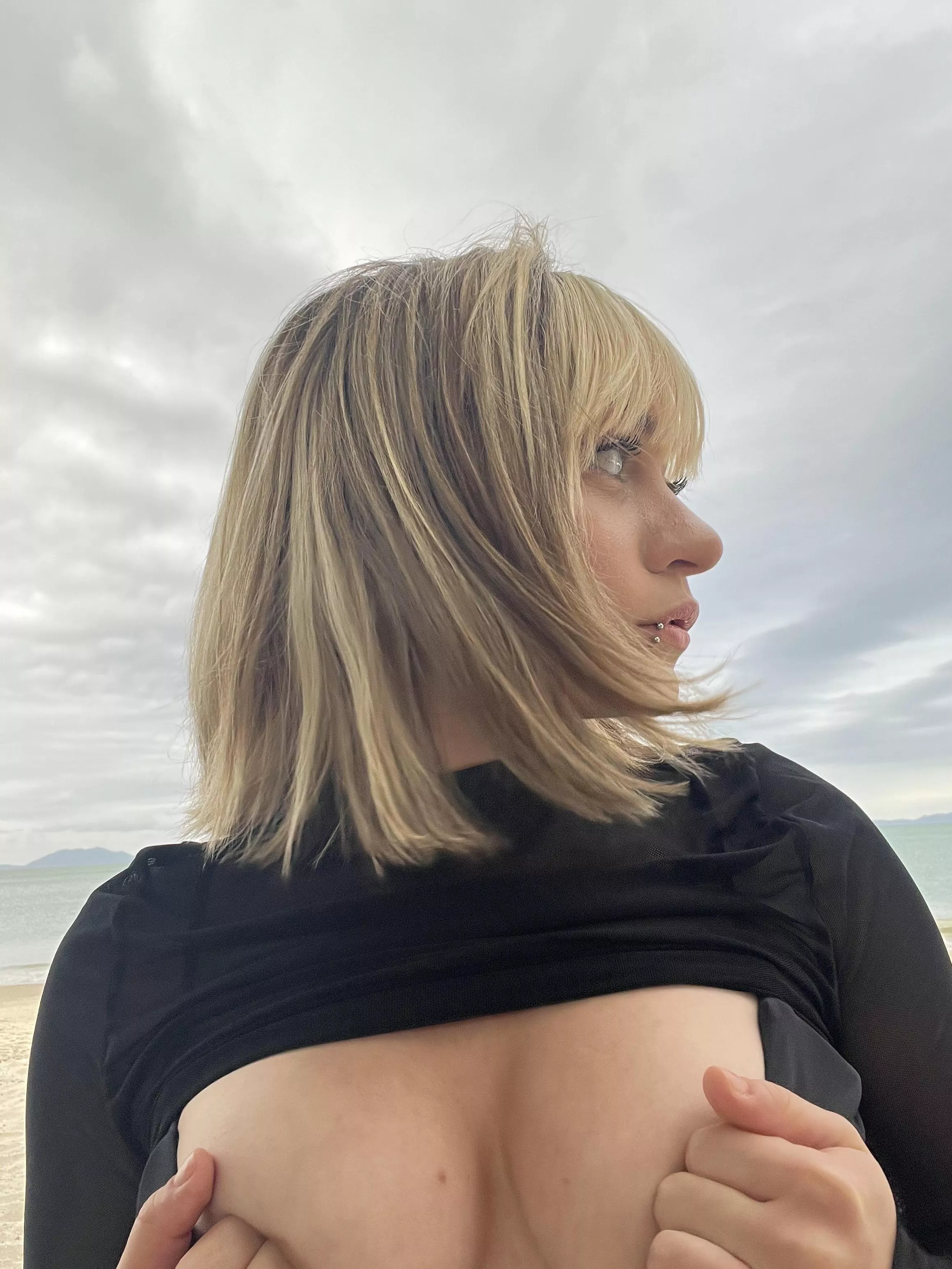 Since we are at the beach this cleavage is appropriated ;)