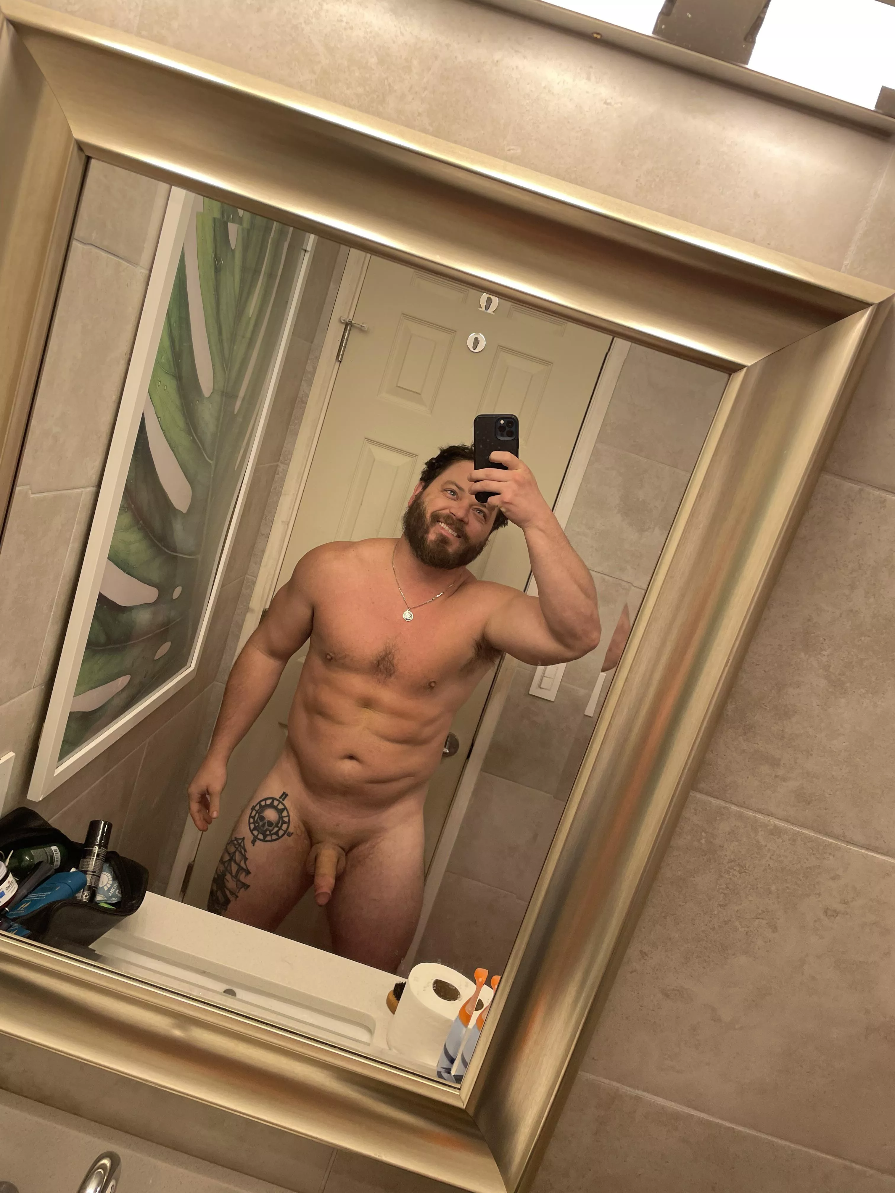 Smile, life’s beautiful [m] 31, 220, 5’9