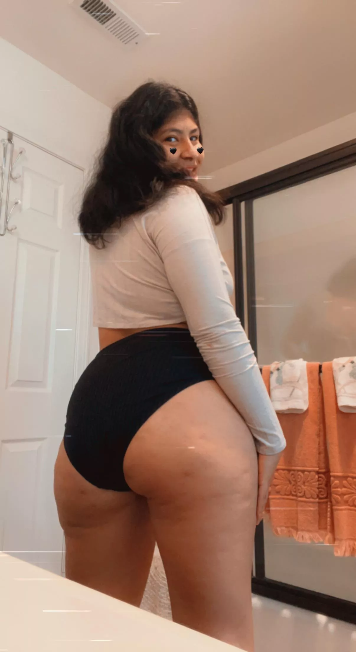 Thick ass Latina milf wants attention 😌💦