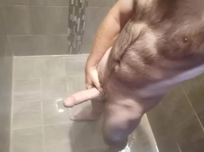 Thinking about creating content daily what do you boys think about this gym shower pic? 🚿 😏