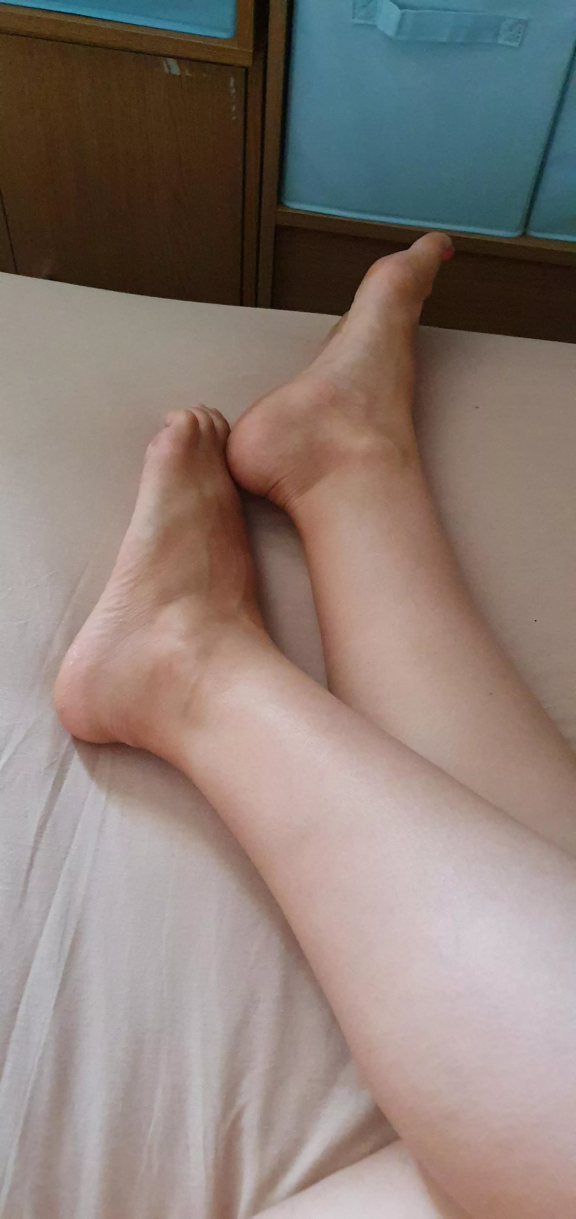 Who here likes Flight Attendant's feet? 😉