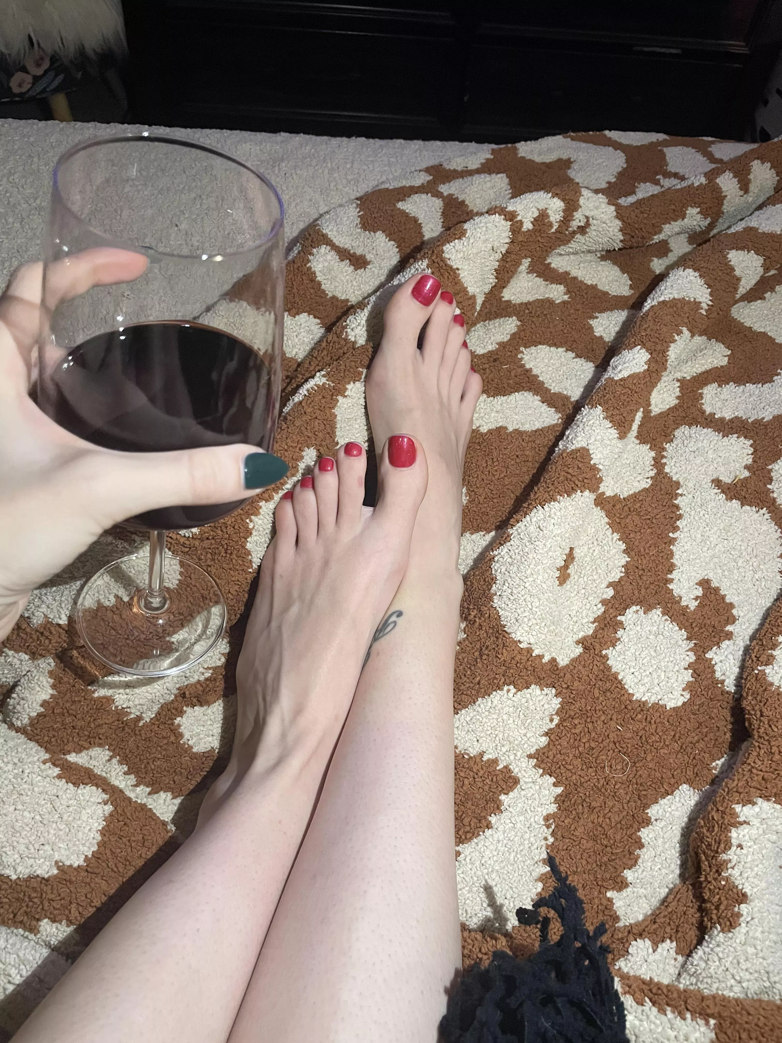 Who wants to Netflix and suck my toes?