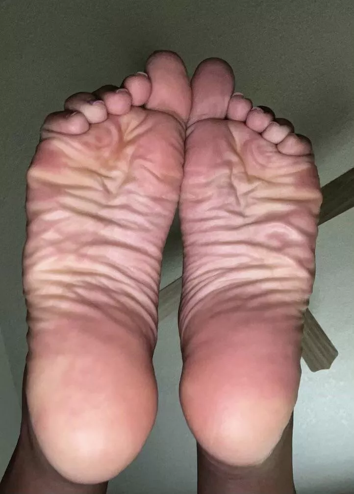 Would you cum on my sexy wrinkled ebony soles?🥰