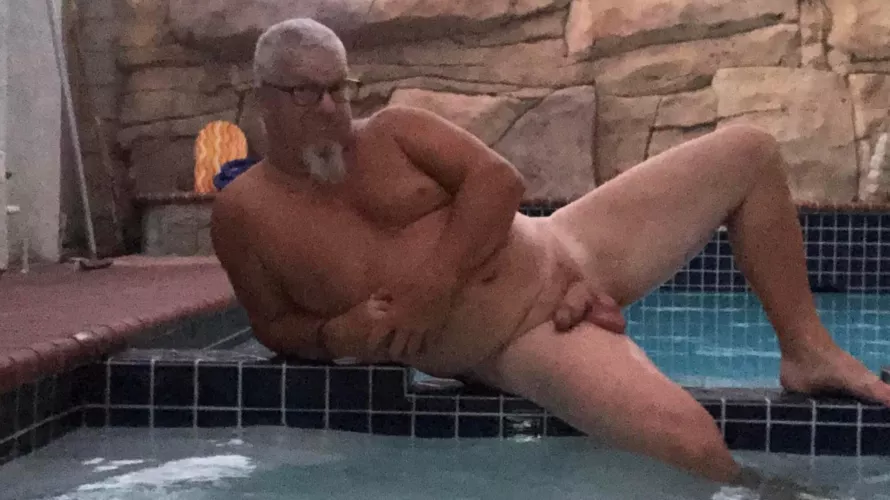 Chilly Out but Water is Hott