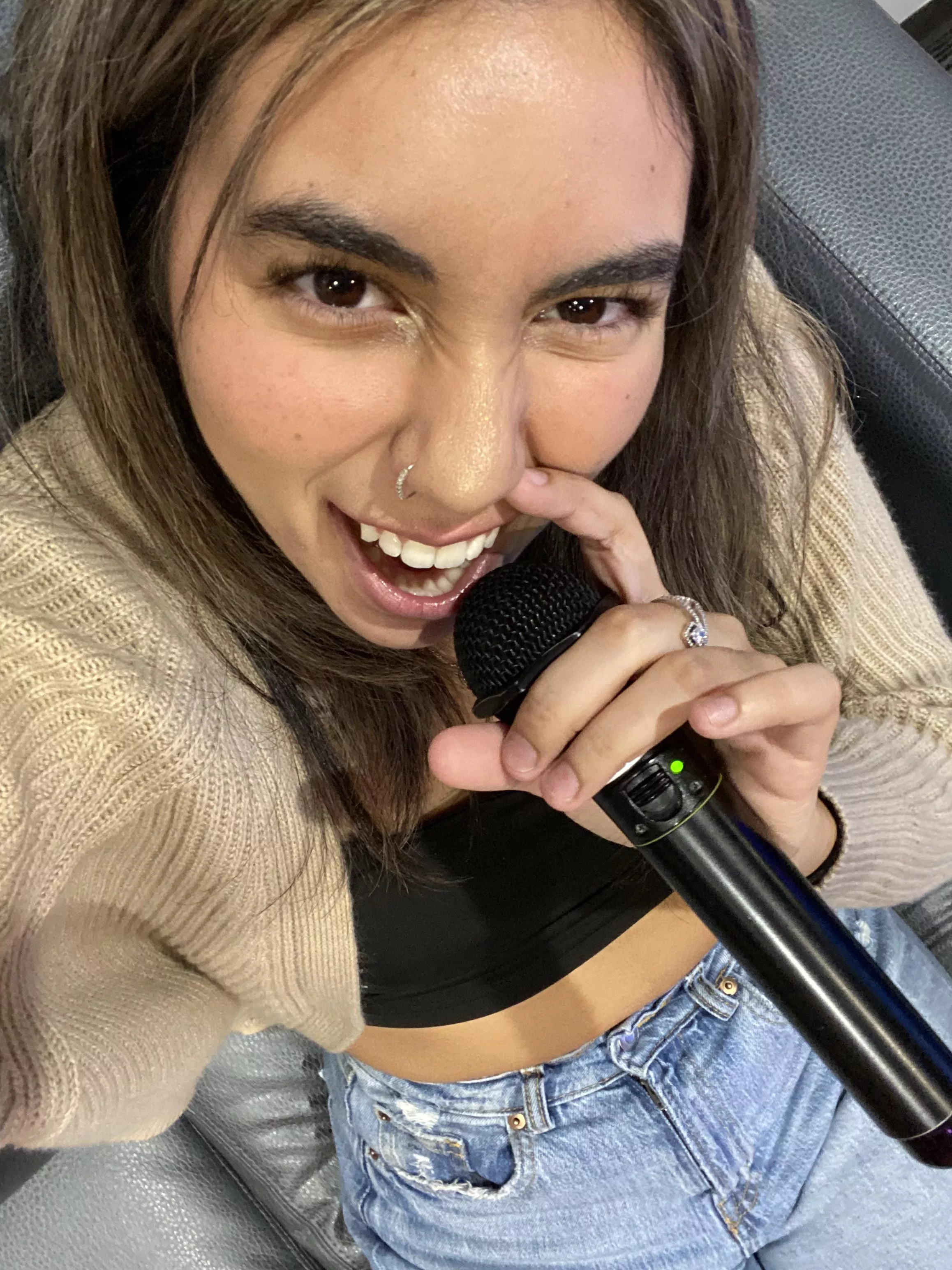 does anyone want to fuck my girl?? i’d love to watch