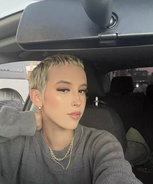 does anyone want to fuck my girl?? i’d love to watch