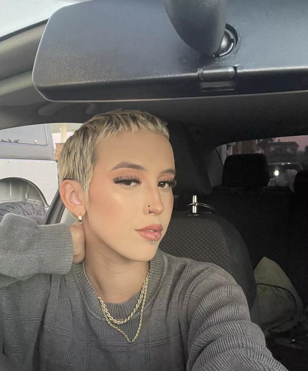 does anyone want to fuck my girl?? i’d love to watch