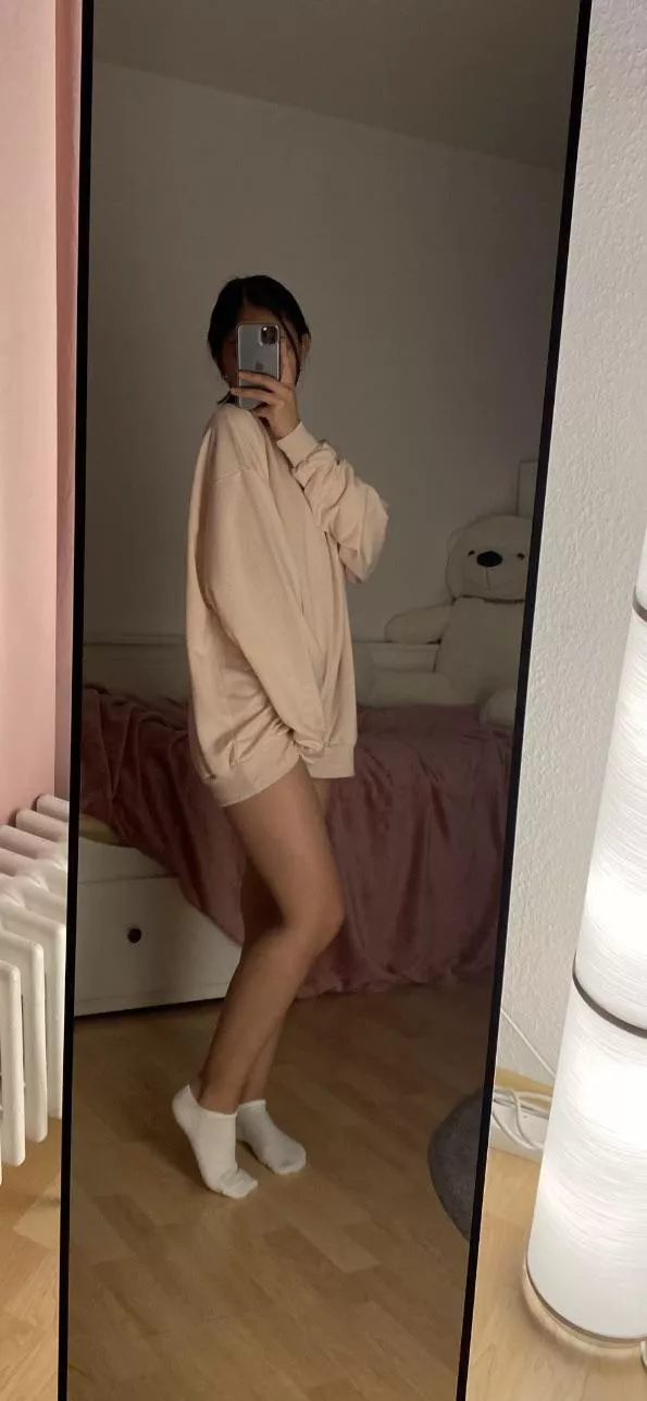 (F) don’t mind me taking ur sweater 🤭