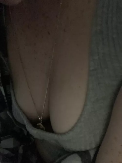 love having a necklace dangle between them ☺️