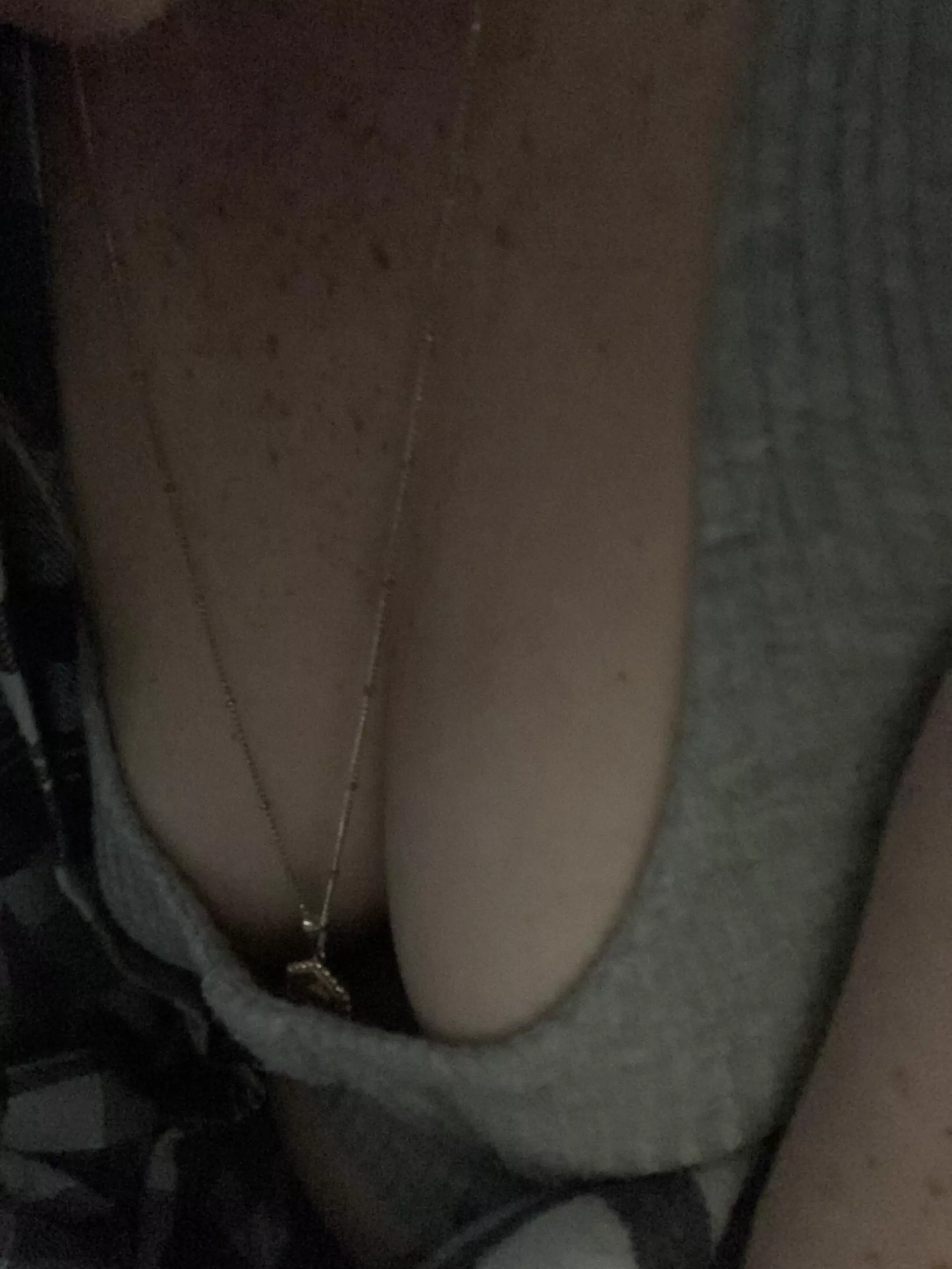 love having a necklace dangle between them ☺️