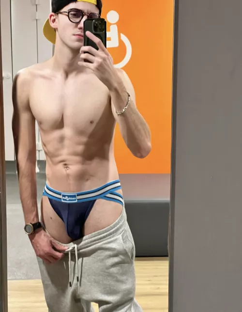 Meet me at the gym 🥵(20 yo)