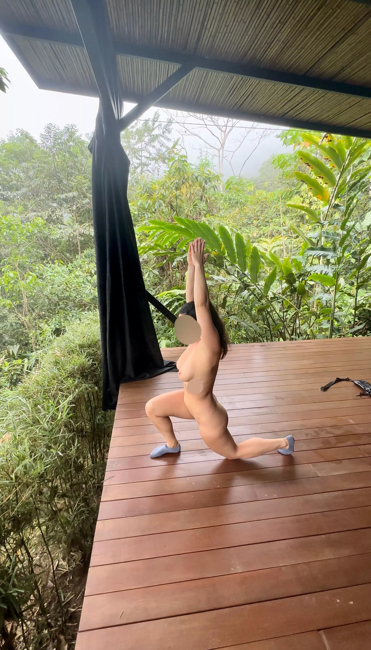 Outdoor jungle yoga [F]