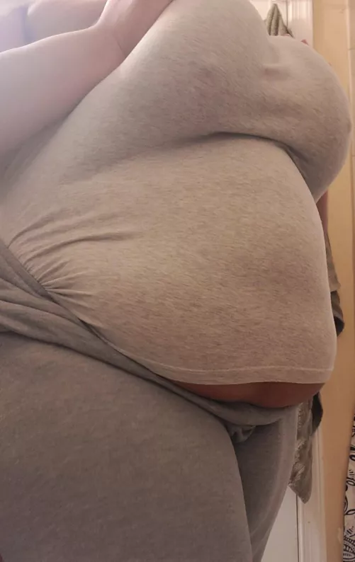 Play with my belly as I eat 😋