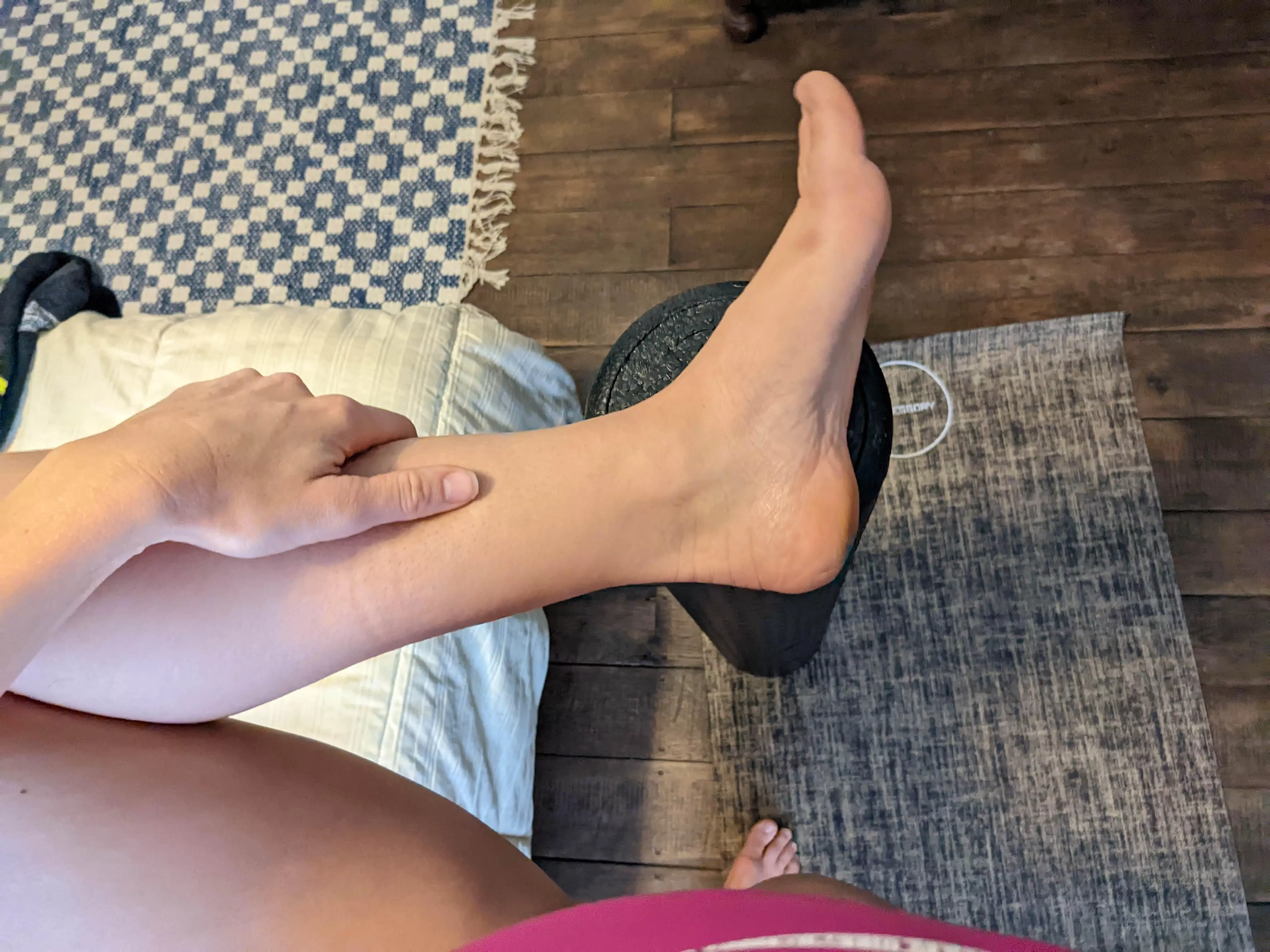 Props and toys and feet... Oh 😻