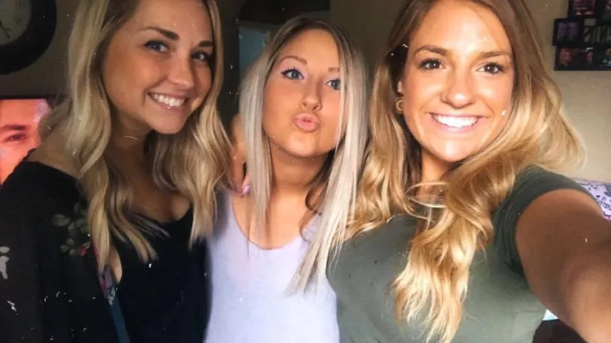 Selfie time! Dm if you want to get naughty l! No limits