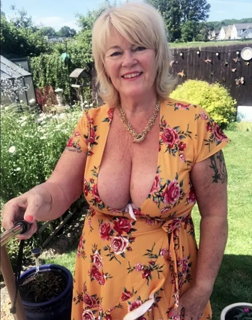 sexy gilf with nice boobs!