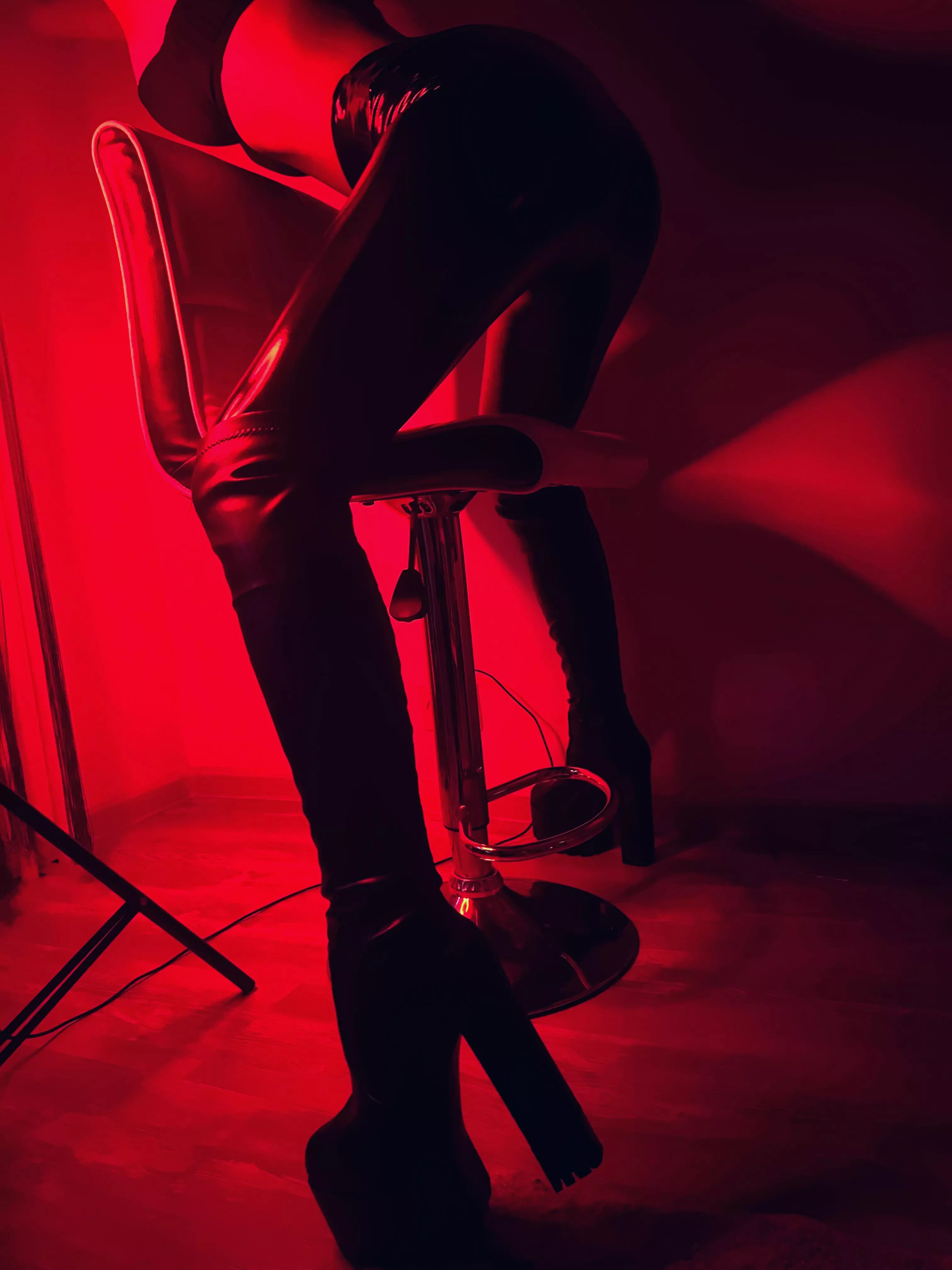 Shiny leggings in red lights