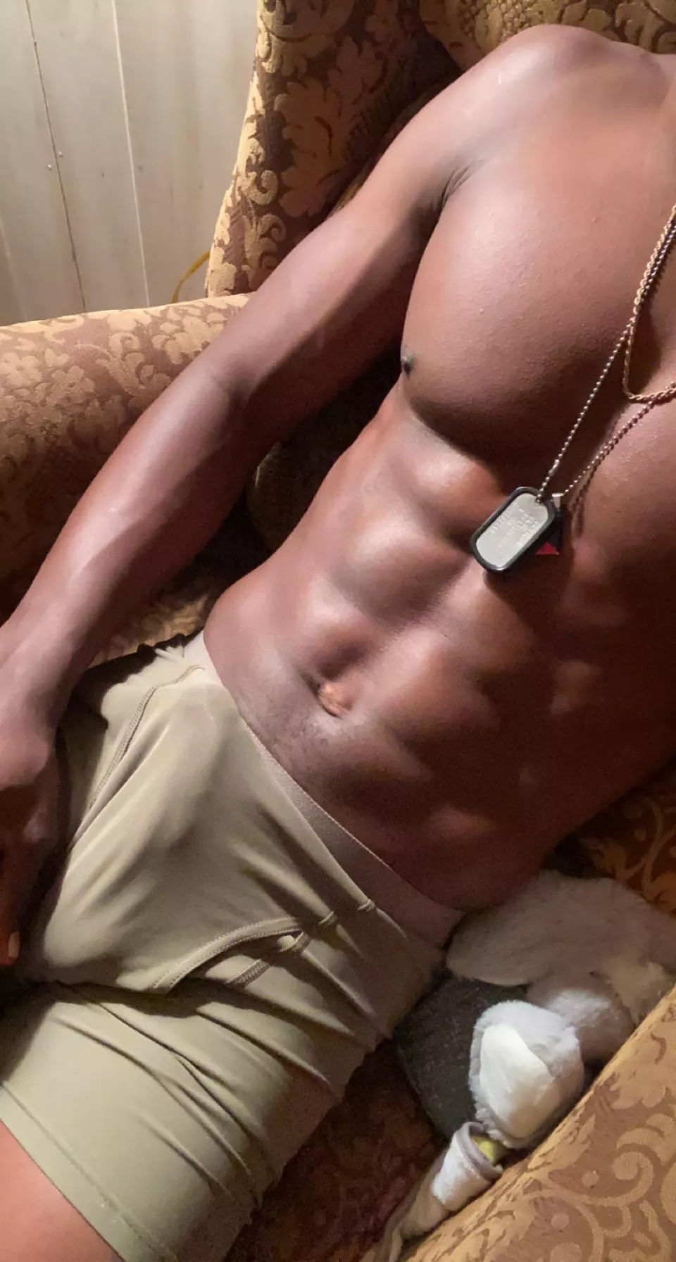 Someone pm me I’m bored and horny!