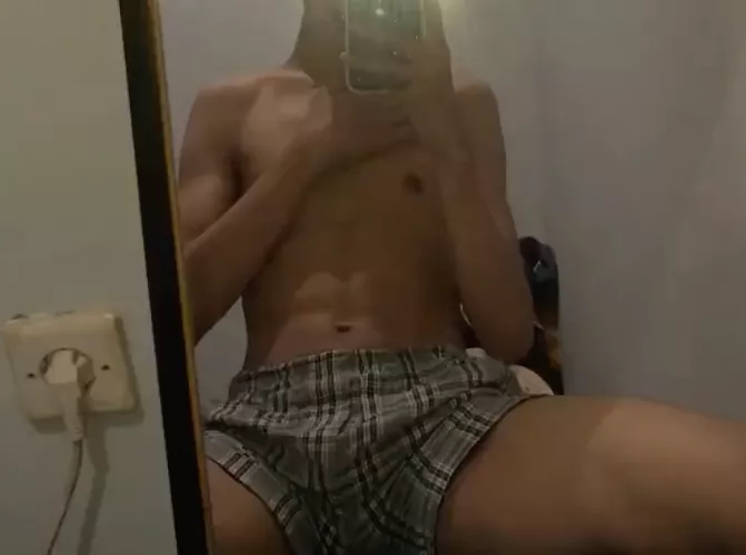 This lean twink is horny rn 😈